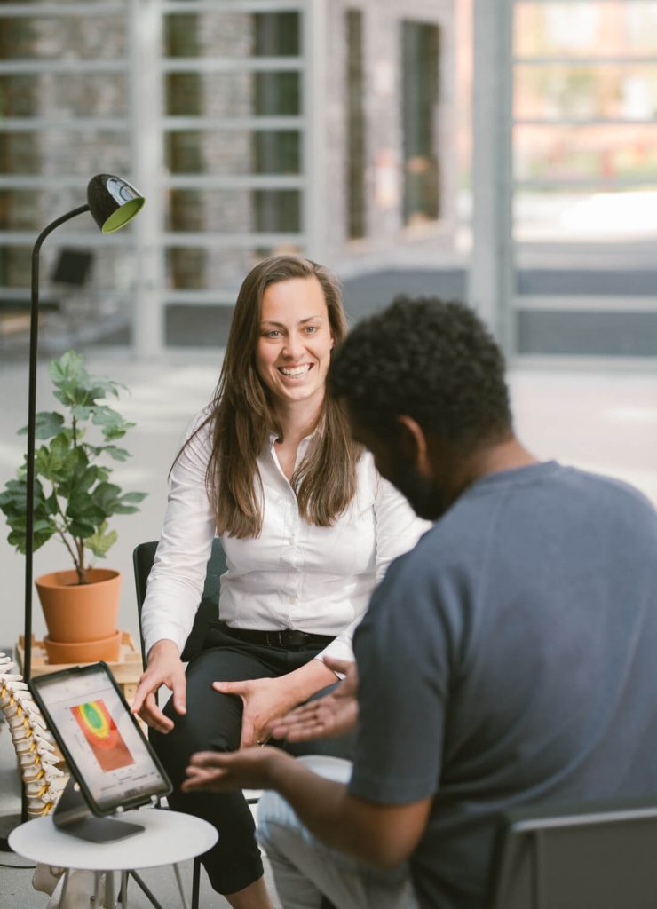 Vrouw en man in gesprek in moderne omgeving.